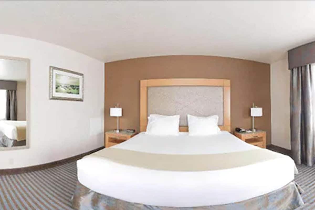 In-room safe, desk, iron/ironing board, free cots/infant beds