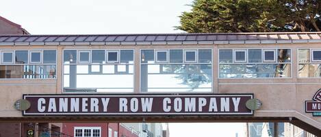 Una calle con un cartel grande para Cannery Row Company y Montyrey Canning Co.
