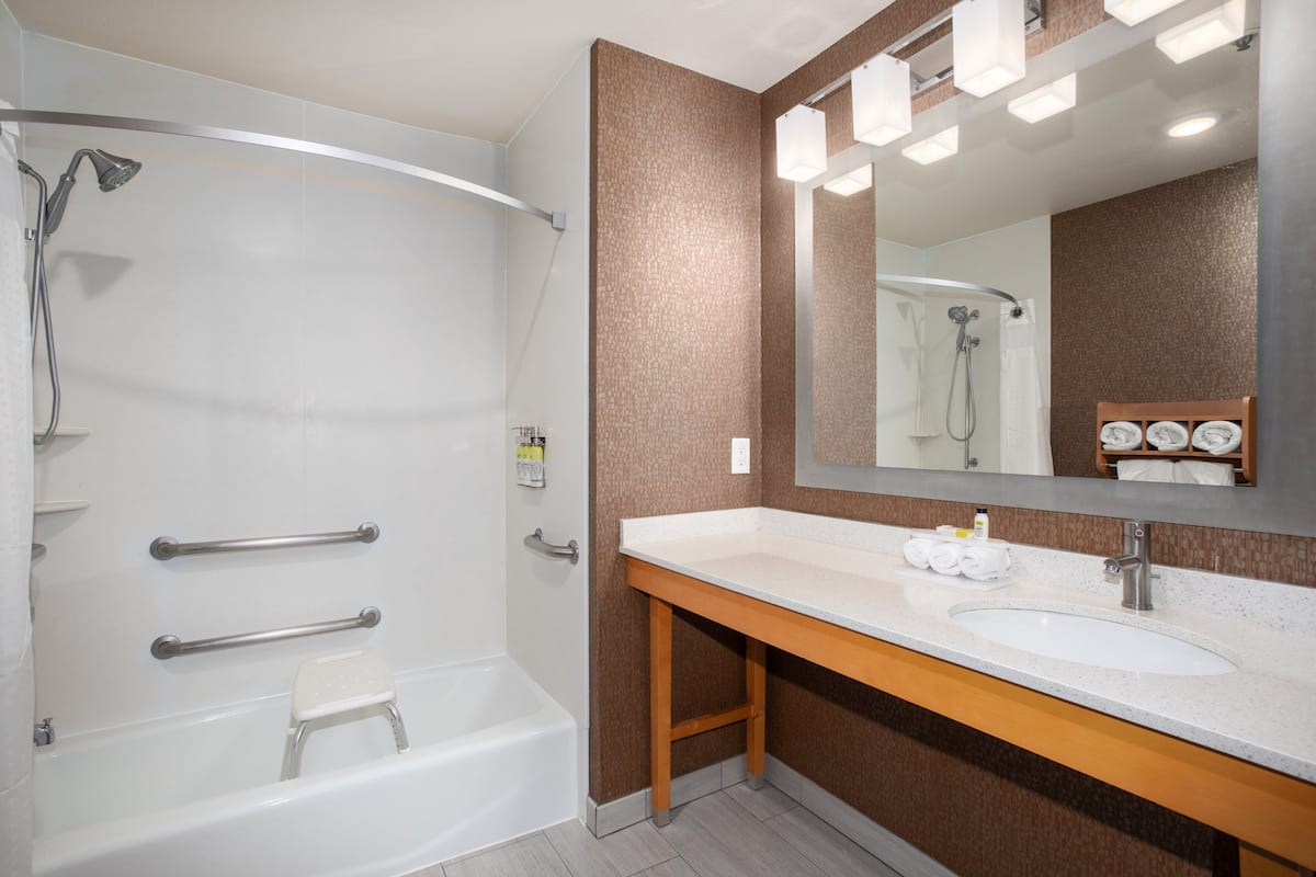 standard room, 1 double bed, mobility accessible (communications) | 1 bedroom, in-room safe, desk, iron/ironing board