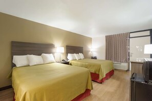 Habitación estándar, 2 camas de matrimonio, fumadores | Escritorio, espacio para trabajar con un portátil, cortinas opacas
