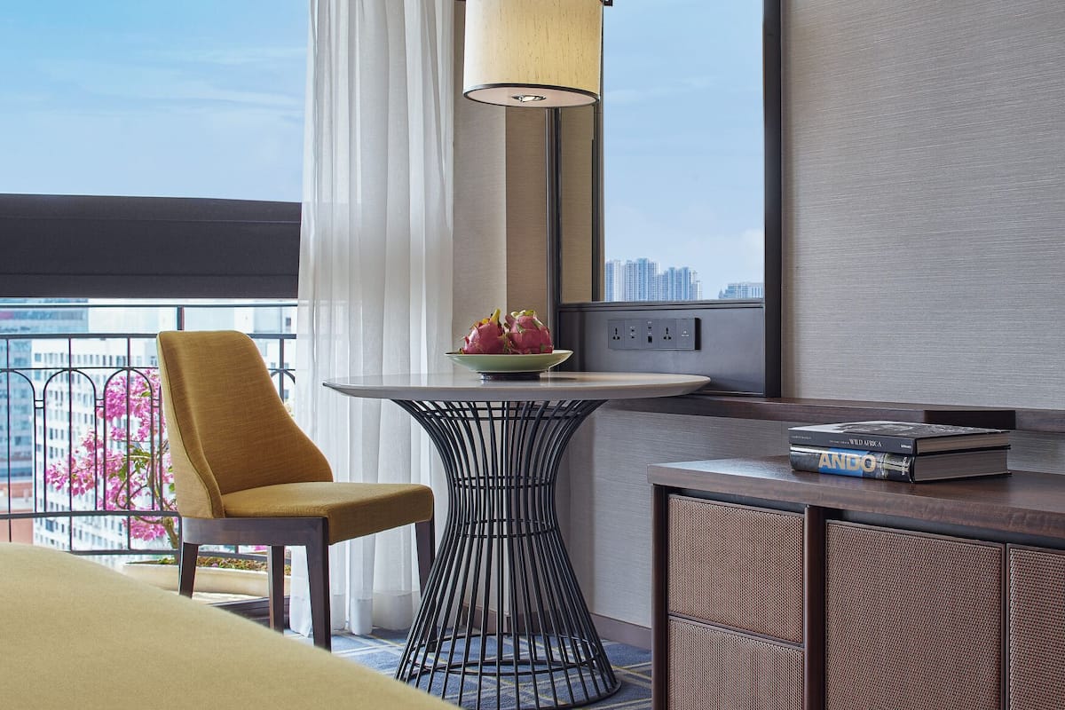 2 bedrooms, premium bedding, minibar, in-room safe