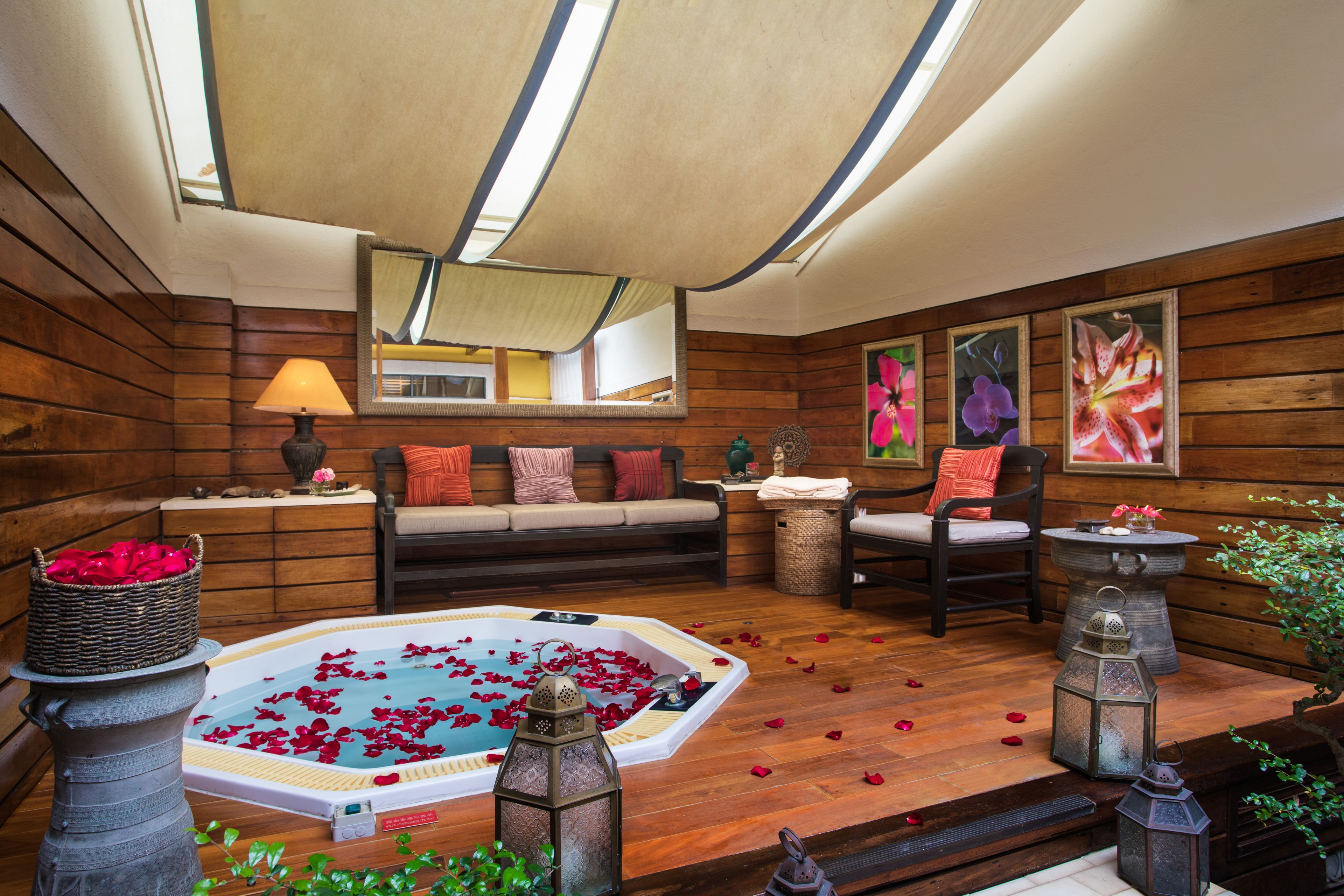 Salas de tratamiento para parejas, un sauna, baño turco