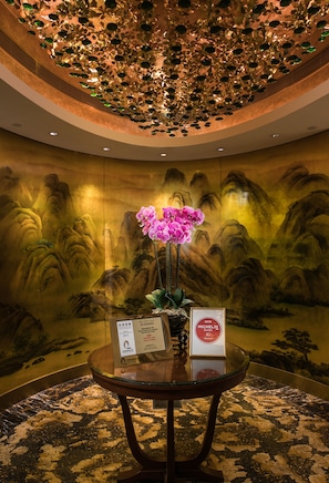 3 restaurantes, com serviço de café da manhã e almoço; culinária chinesa