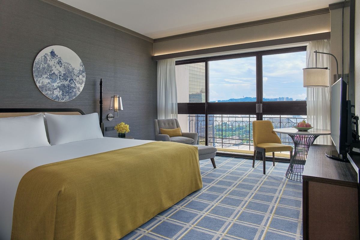 Premium bedding, minibar, in-room safe, desk