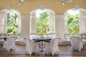 3 restoran, melayani sarapan, makan siang; sajian masakan Cina