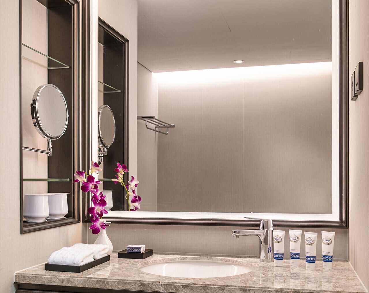 2 bedrooms, premium bedding, minibar, in-room safe