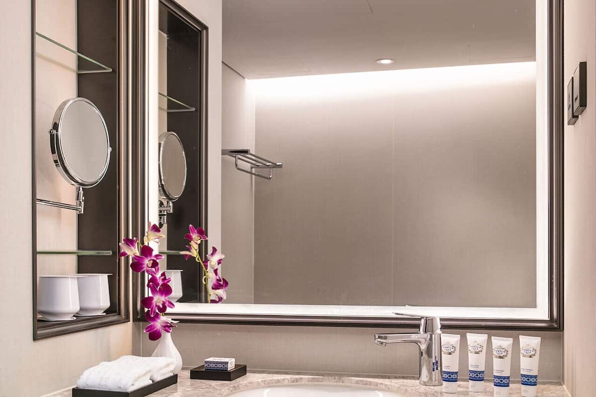 2 bedrooms, premium bedding, minibar, in-room safe