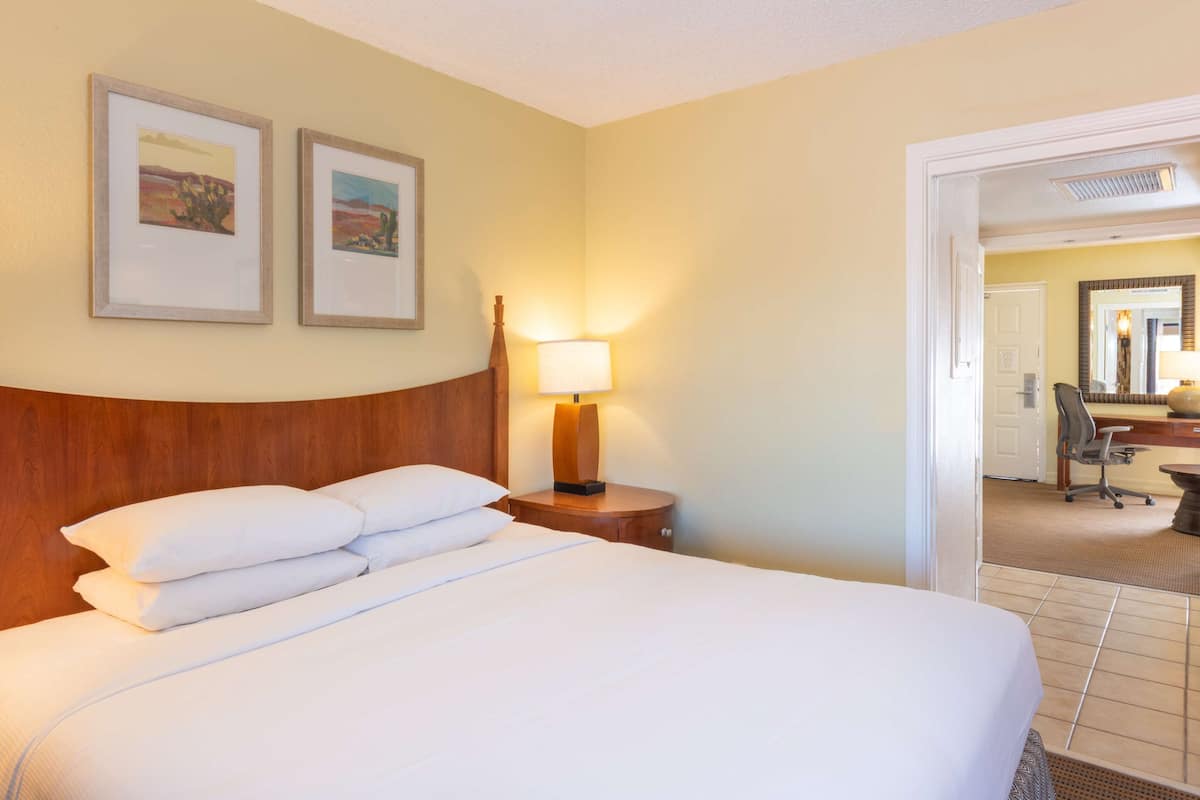 Suite, 1 queensize bed, toegankelijk voor mindervaliden, bad (Mobility & Hearing) | 1 slaapkamer, luxe beddengoed, donsdekens, pillowtop-bedden