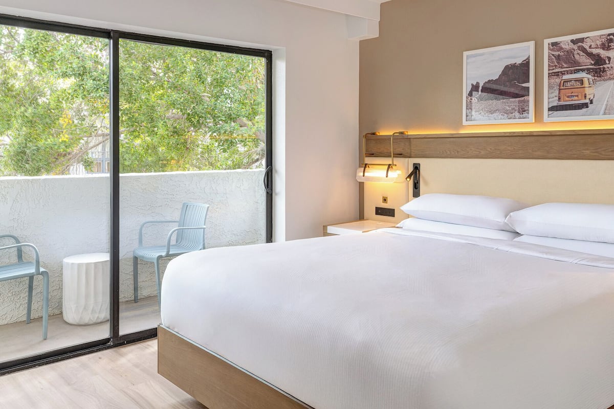 Literie de qualité, couette en duvet, lit avec matelas à plateau-coussin