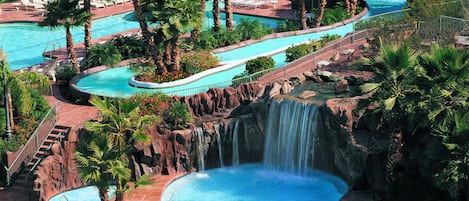 7 piscines extérieures, parasols de plage, chaises longues