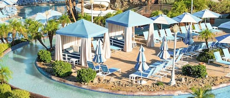 Un complexe hôtelier doté d’une piscine, de chaises longues et de cabanas.