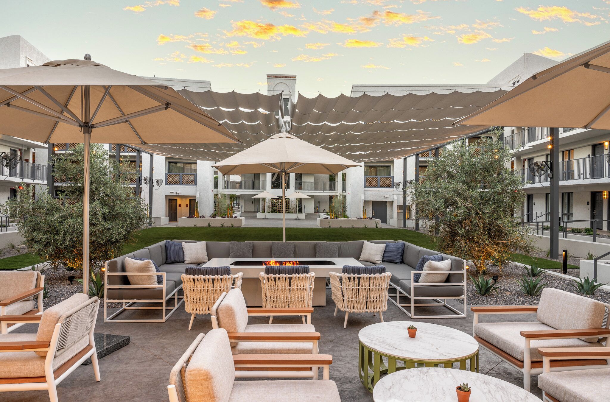 2 restaurants; breakfast, lunch, and dinner served