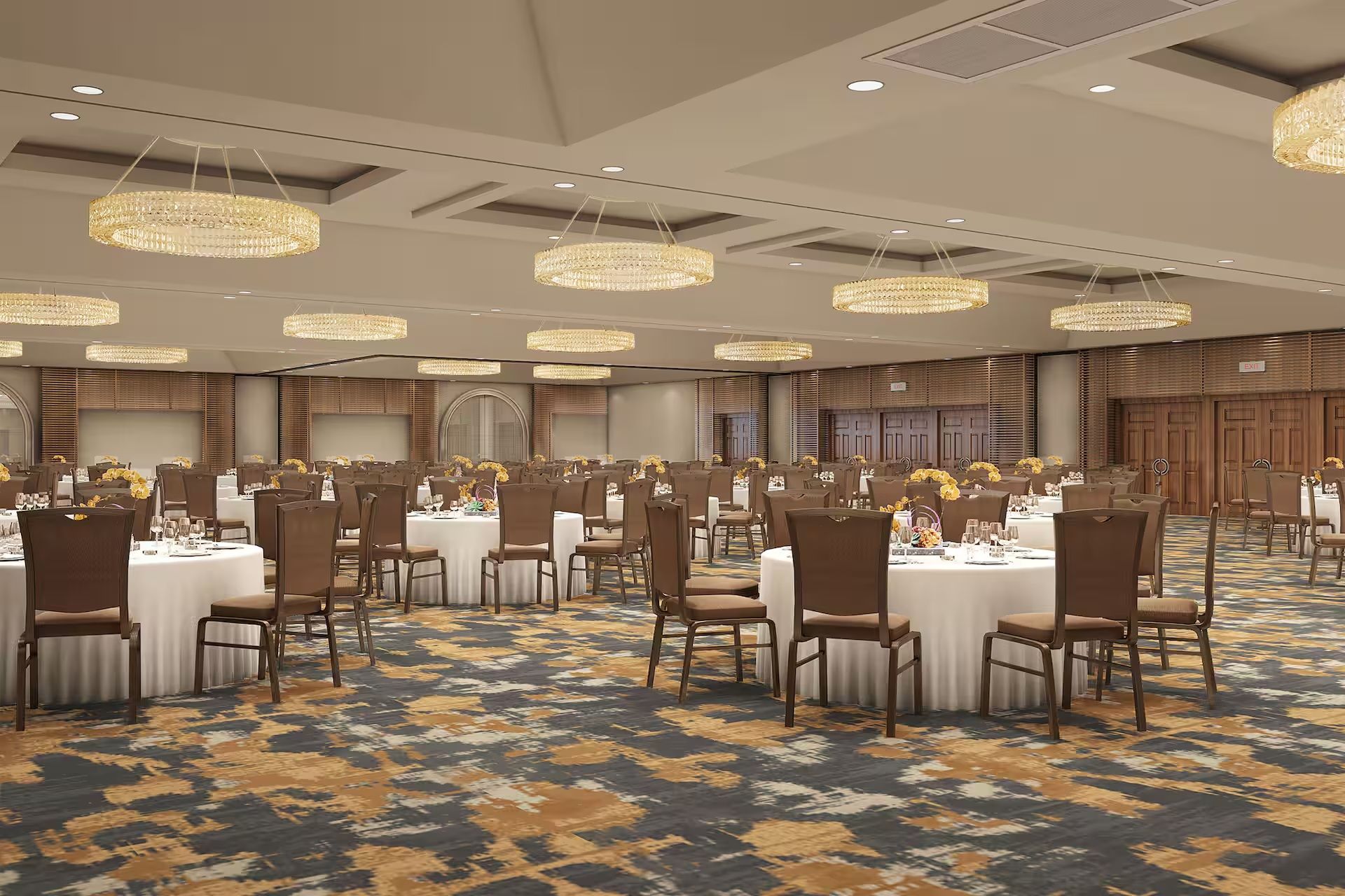 Une salle de banquet avec des tables rondes, des chaises et des lustres.