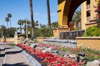 Hotel Exterior at Hilton Phoenix Resort at the Peak