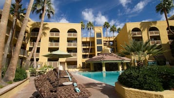 7 piscines extérieures, parasols de plage, chaises longues