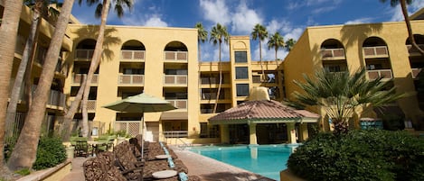 7 piscines extérieures, parasols de plage, chaises longues