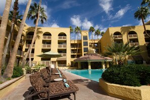 7 outdoor pools, pool umbrellas, sun loungers