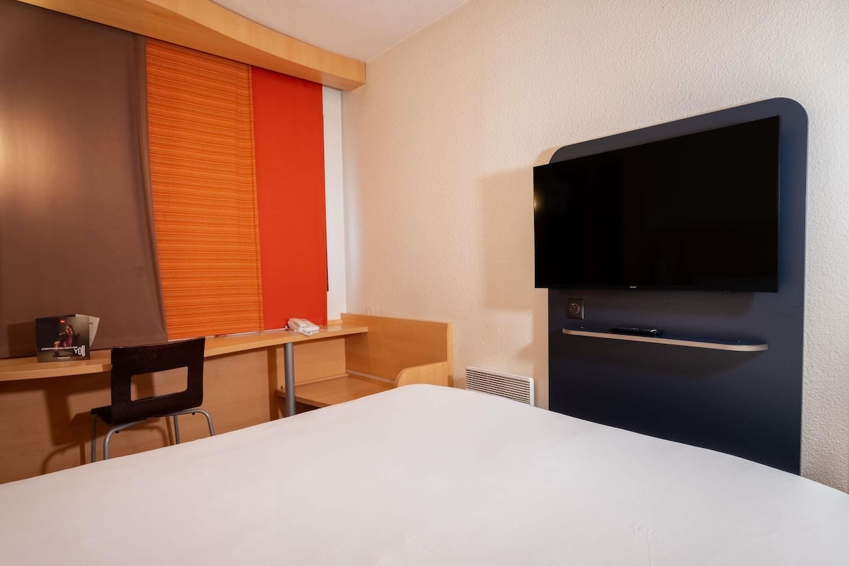 Standard Room, 1 Double Bed | Desk, soundproofing, free cribs/infant beds, free WiFi