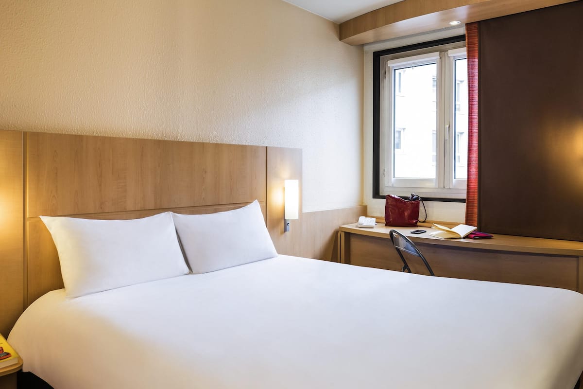 Standard Room, 1 Double Bed | Desk, soundproofing, free cribs/infant beds, free WiFi