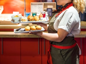 Petit déjeuner buffet (13.9 EUR par personne)