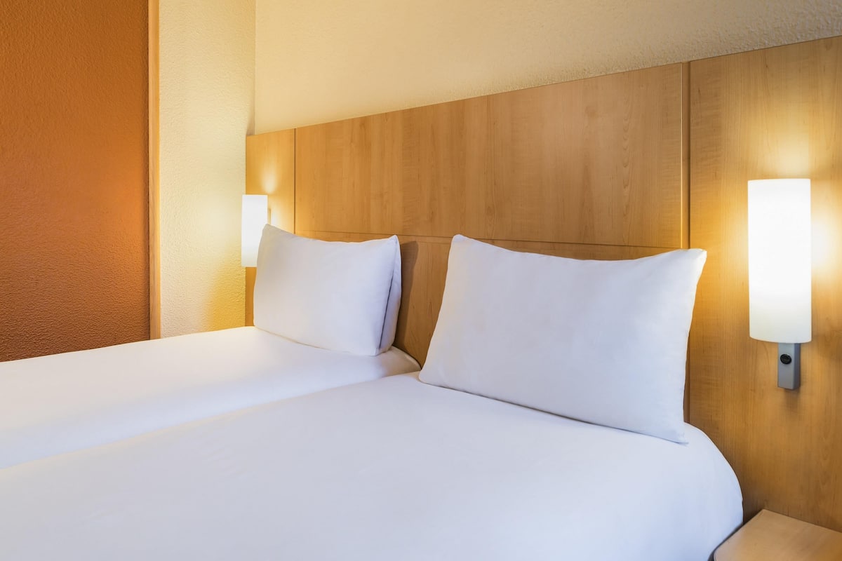 Standard Room, 2 Twin Beds | Desk, soundproofing, free cribs/infant beds, free WiFi