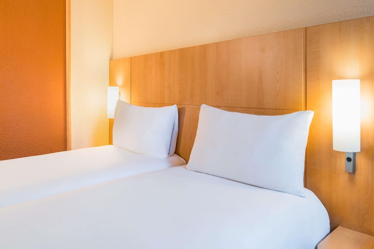 Chambre Standard, 2 lits une place | Bureau, chambres insonorisées, lits bébé (gratuits), Wi-Fi gratuit