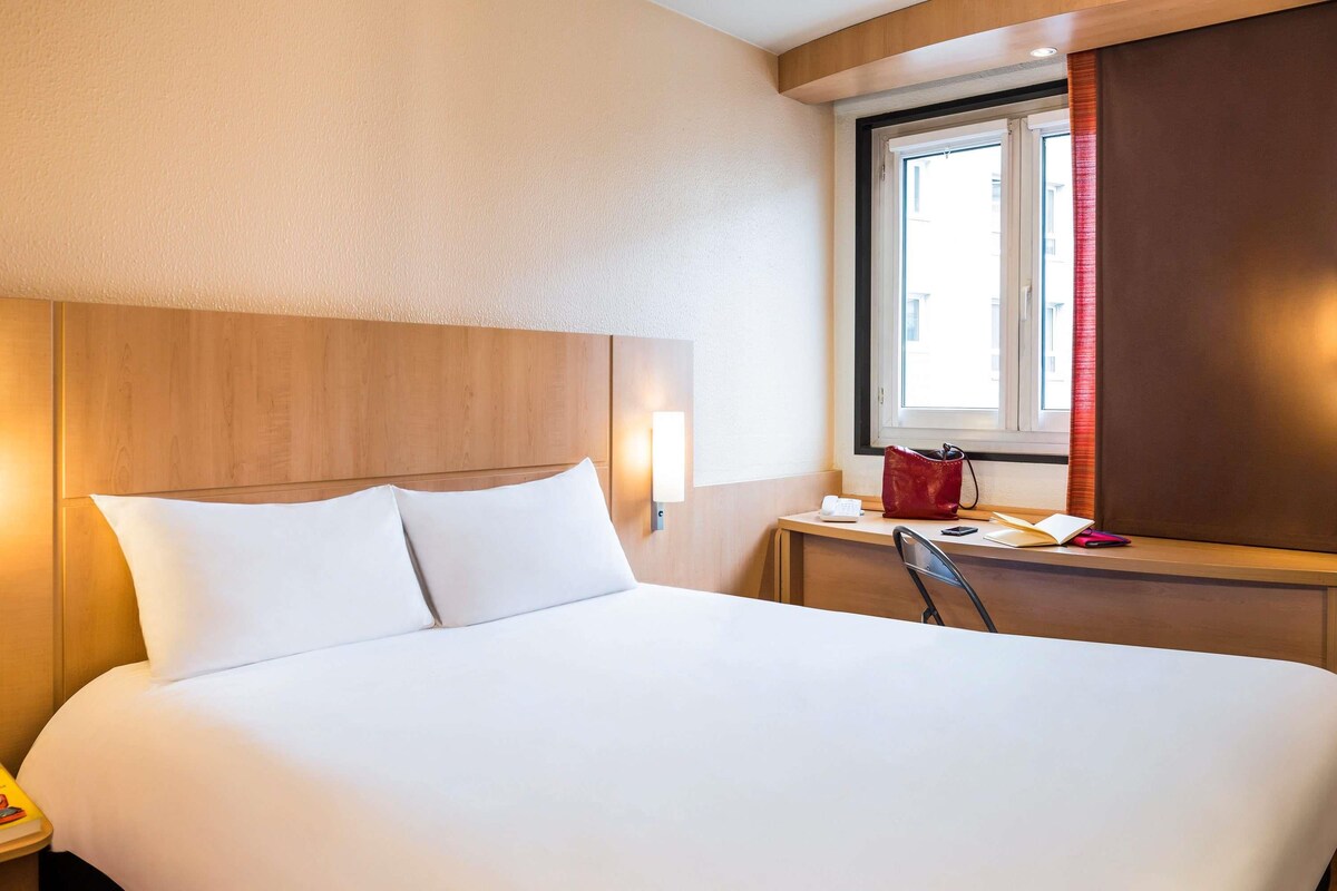 Standard Room, 1 Double Bed | Desk, soundproofing, cribs (free), WiFi (free)