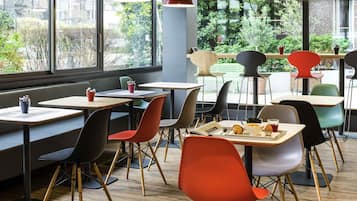 Tägliches Frühstücksbuffet gegen Gebühr