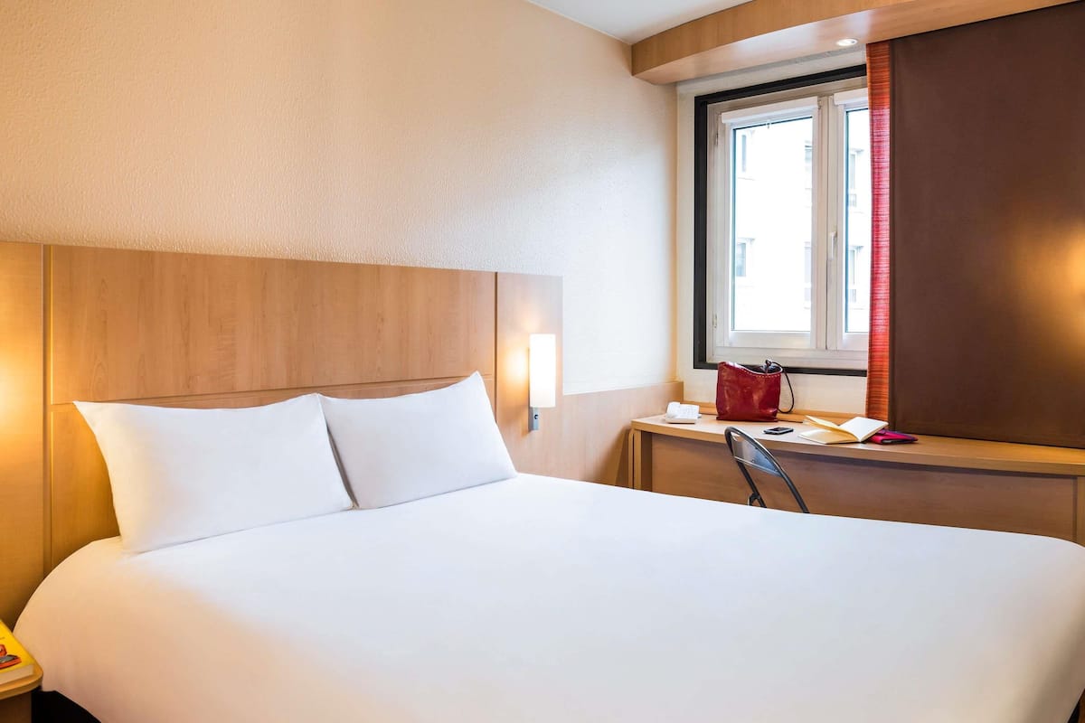 Chambre Standard, 1 lit double | Bureau, chambres insonorisées, lits bébé (gratuits), Wi-Fi gratuit