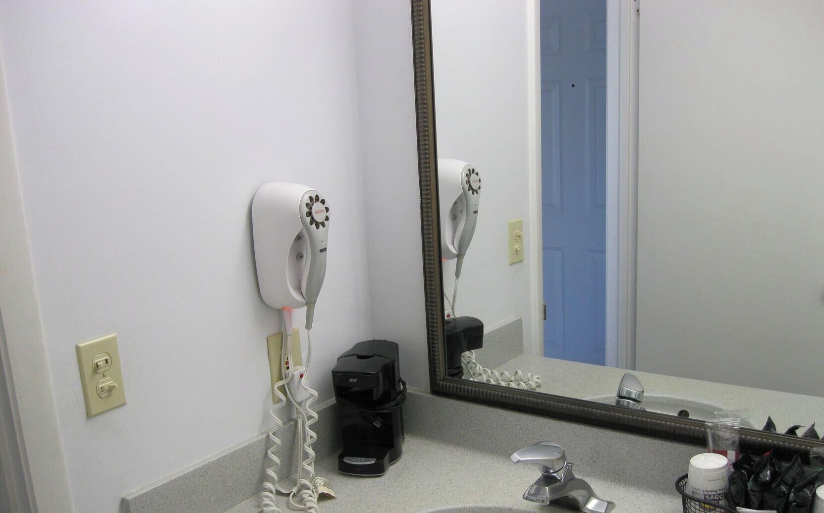 Salle de bain | Ensemble baignoire-douche, articles de toilette (gratuits)
