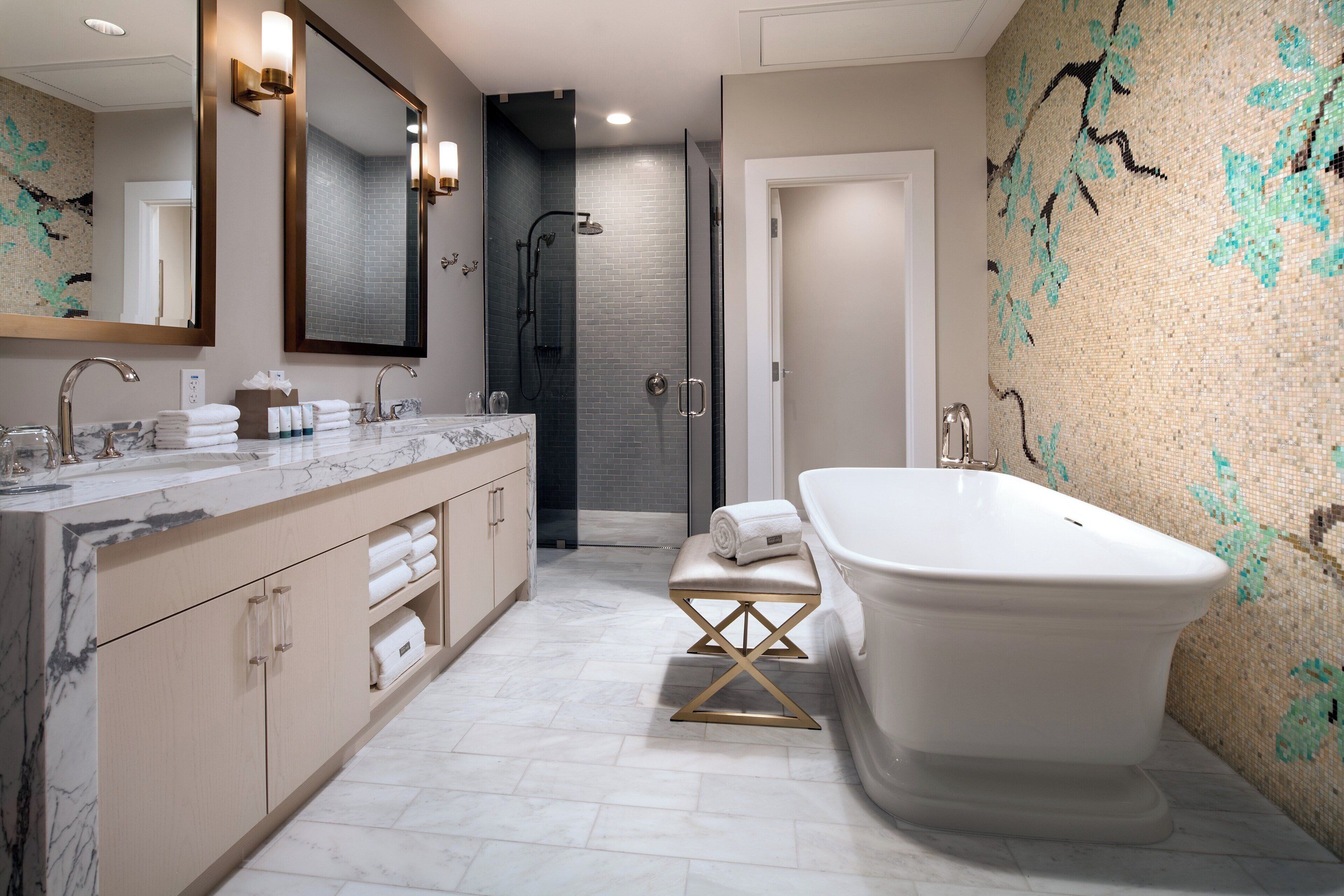 Articles de toilette de luxe, sèche-cheveux, peignoirs