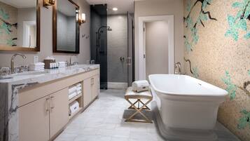 Articles de toilette de luxe, sèche-cheveux, peignoirs