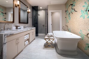 Articles de toilette de luxe, sèche-cheveux, peignoirs