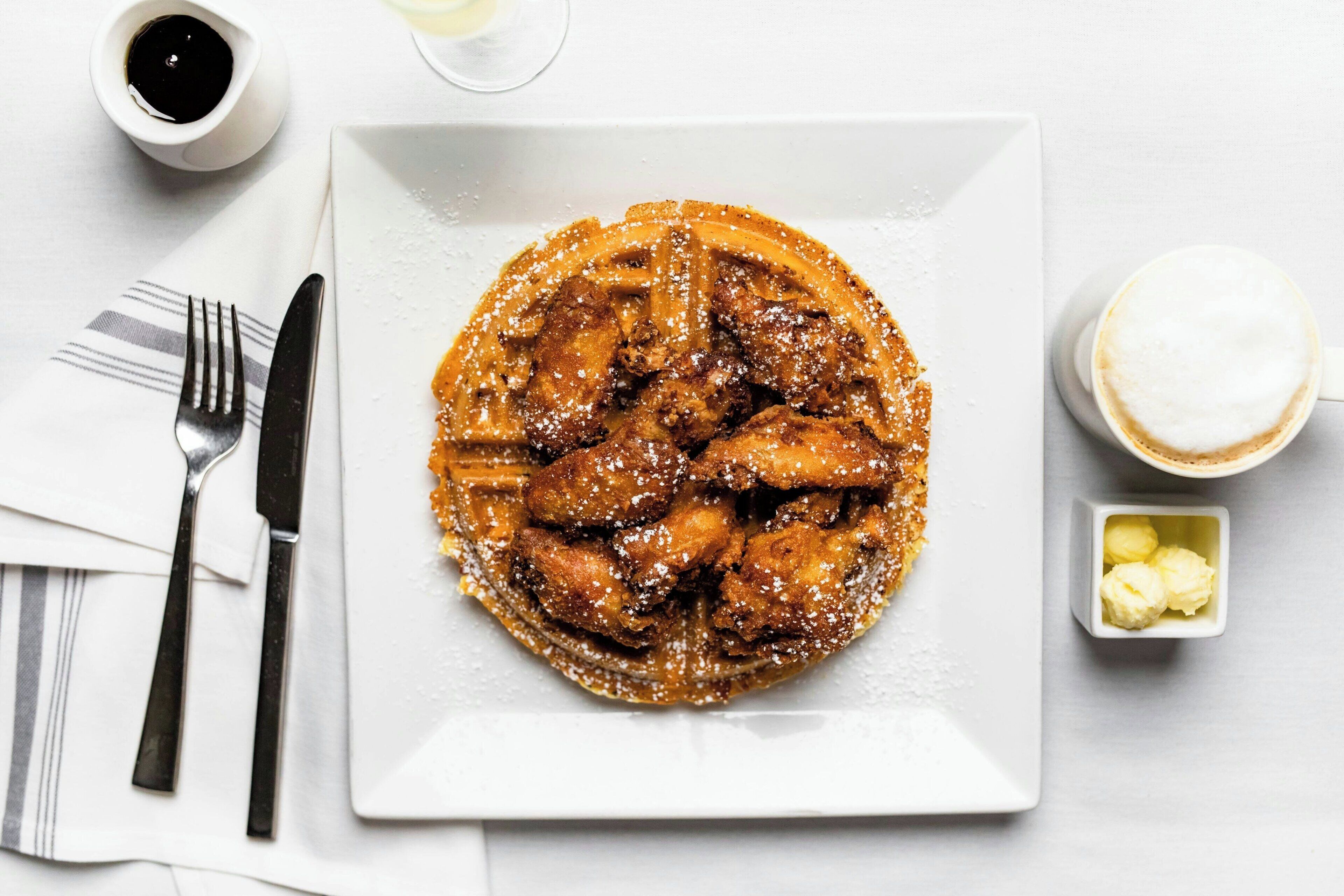 Une assiette de nourriture avec une fourchette et un couteau à côté.