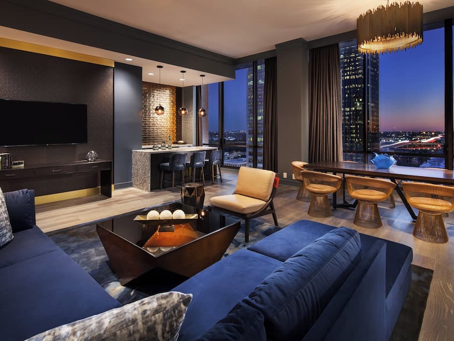 En 55-tommers Flatskjerm-TV med kabel-kanaler samt smart-TV og filmkjøp