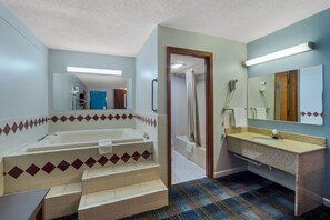 Standard Room, 1 King Bed, Non-Smoking, Jacuzzi, (42" TV) | Kamar mandi | Kombinasi shower/bathtub dan perlengkapan mandi gratis