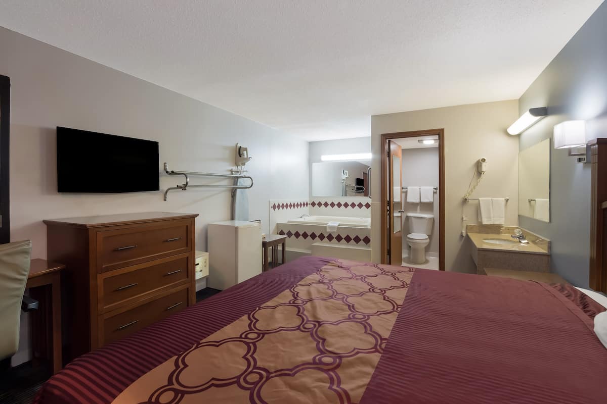 Standard Room, 1 King Bed, Smoking, Jacuzzi | Värdeförvaringsskåp på rummet, skrivbord och strykjärn/strykbräda