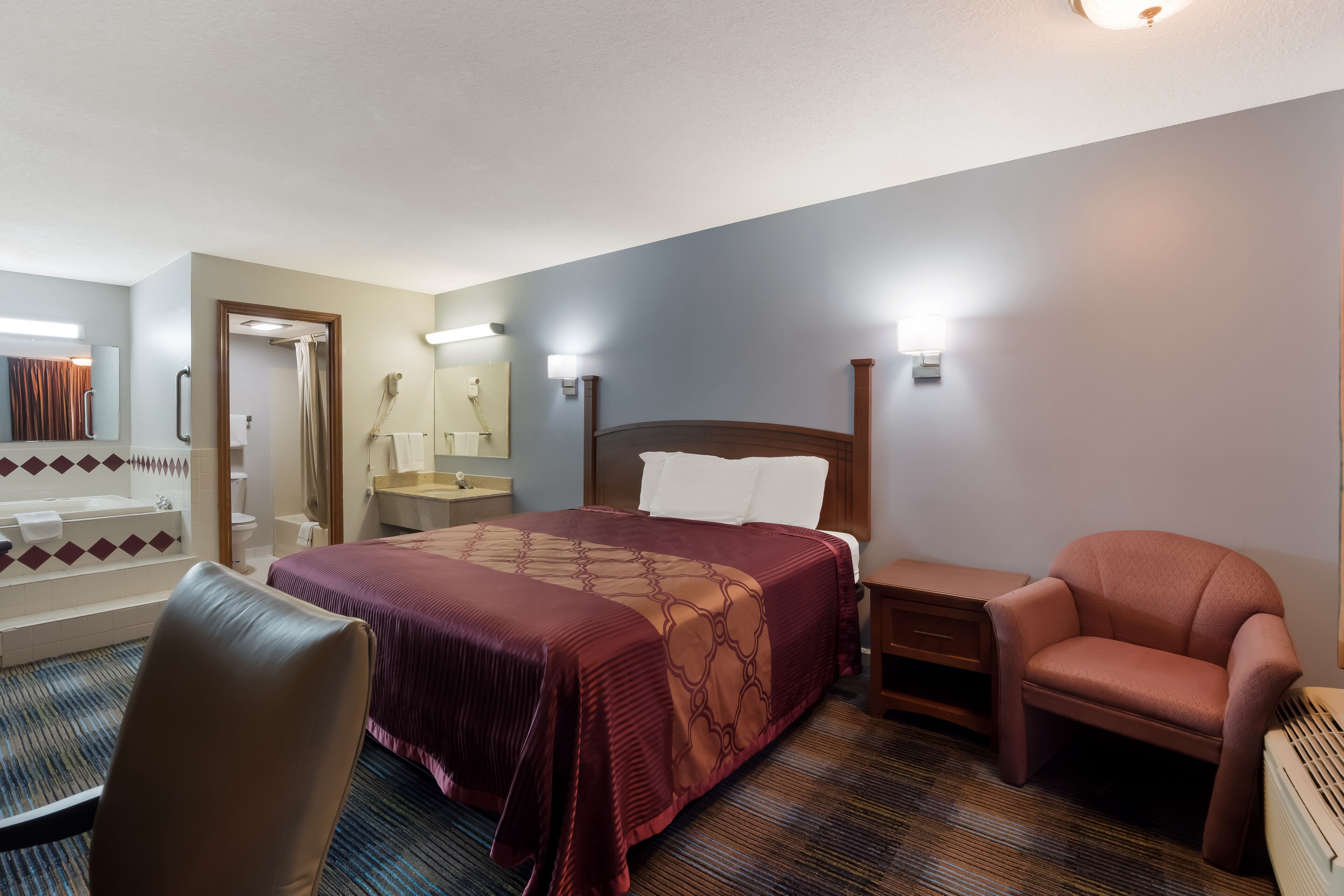 Standard Room, 1 King Bed, Smoking, Jacuzzi | In-room safe, desk, iron/ironing board, free WiFi