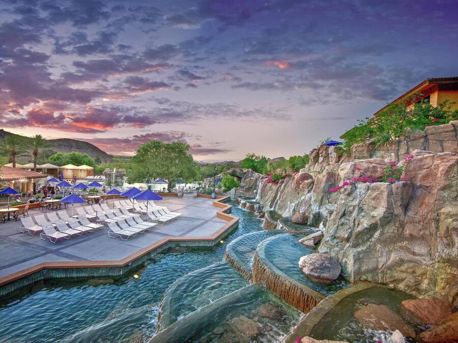 7 buitenzwembaden, zwembadcabana's (toeslag) en parasols bij het zwembad