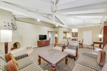 Signature Room, 1 King Bed, Accessible, Bathtub | 1 bedroom, premium bedding, pillowtop beds, in-room safe at Hilton Phoenix Tapatio Cliffs Resort