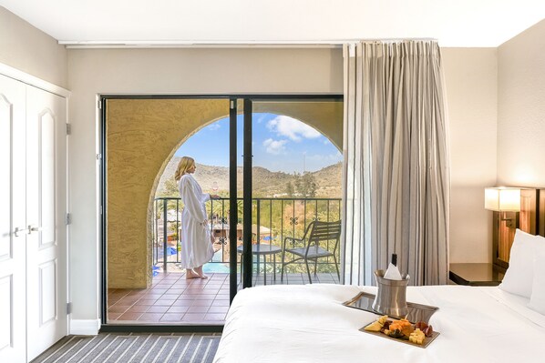 7 個室外泳池；小屋 (收費)、泳池傘