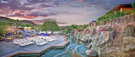 7 piscinas al aire libre, camas de piscina con cargo, sombrillas