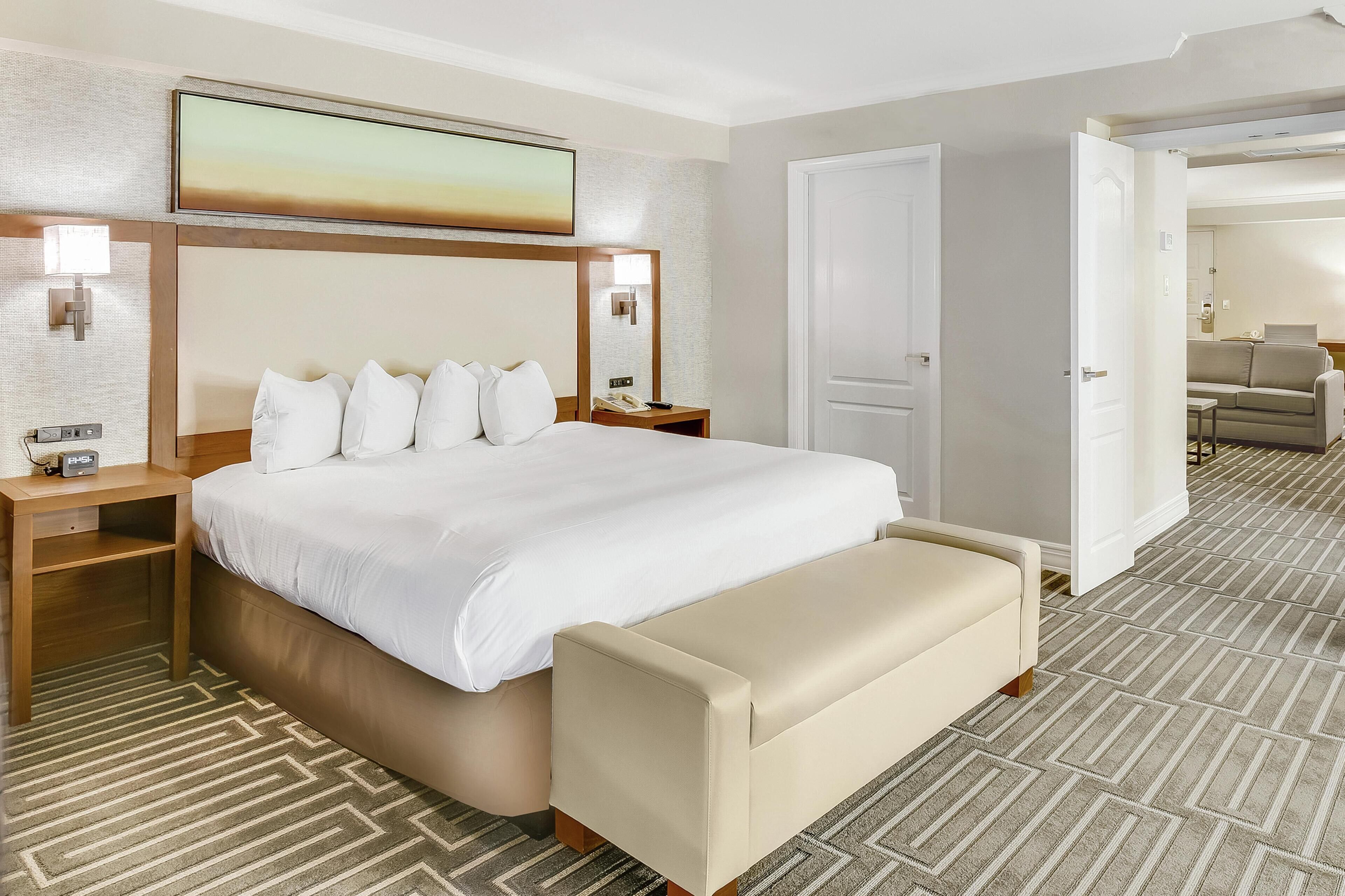 客房, 1 張特大雙人床, 無障礙, 浴缸 (Mobility & Hearing) | 客廳 | 65 吋LCD 電視連有線電視頻道、電視、收費電影