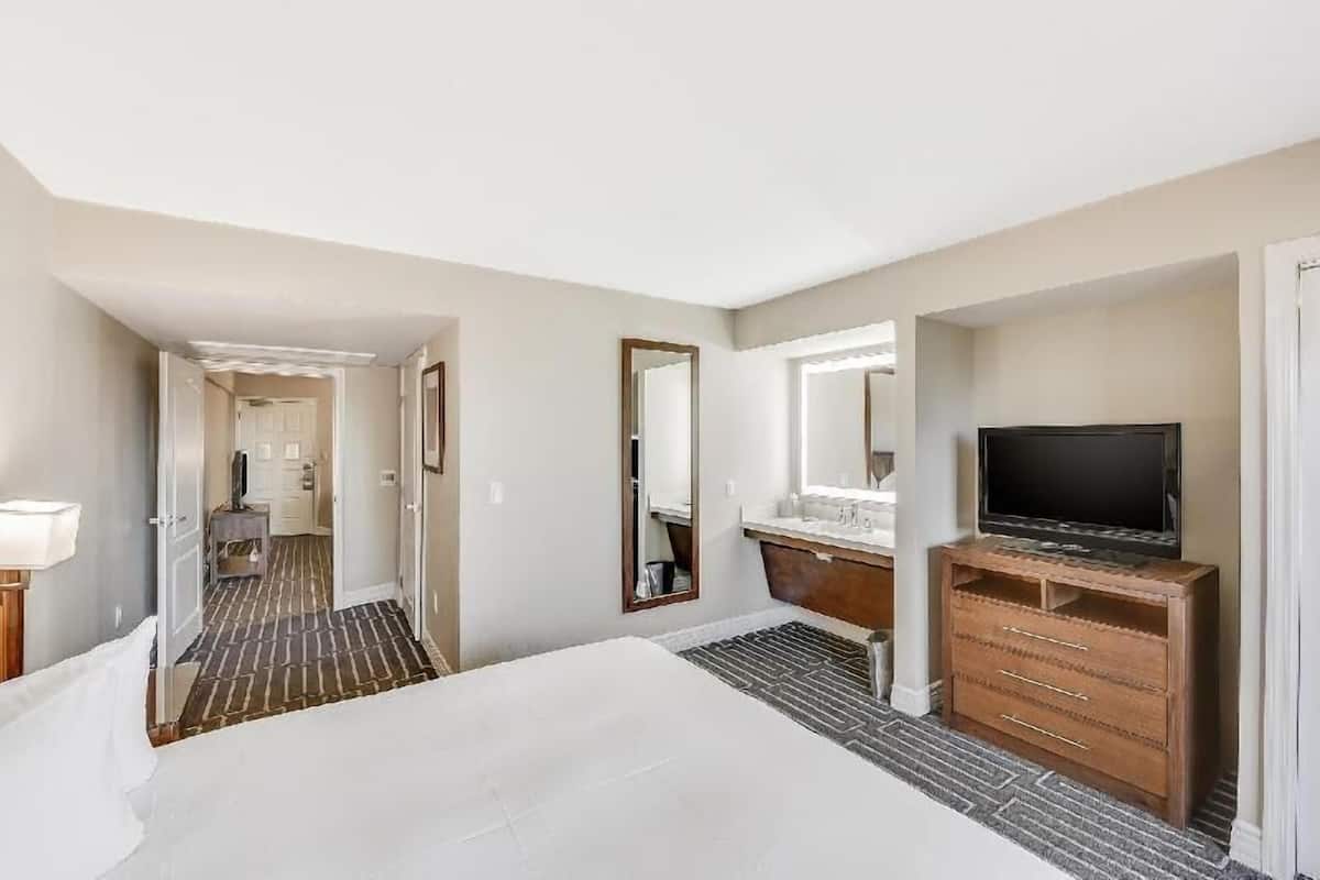 1 bedroom, premium bedding, pillowtop beds, in-room safe