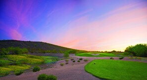 A golf course with a clear sky and a sunset. - Hilton Phoenix Tapatio Cliffs Resort (Phoenix)