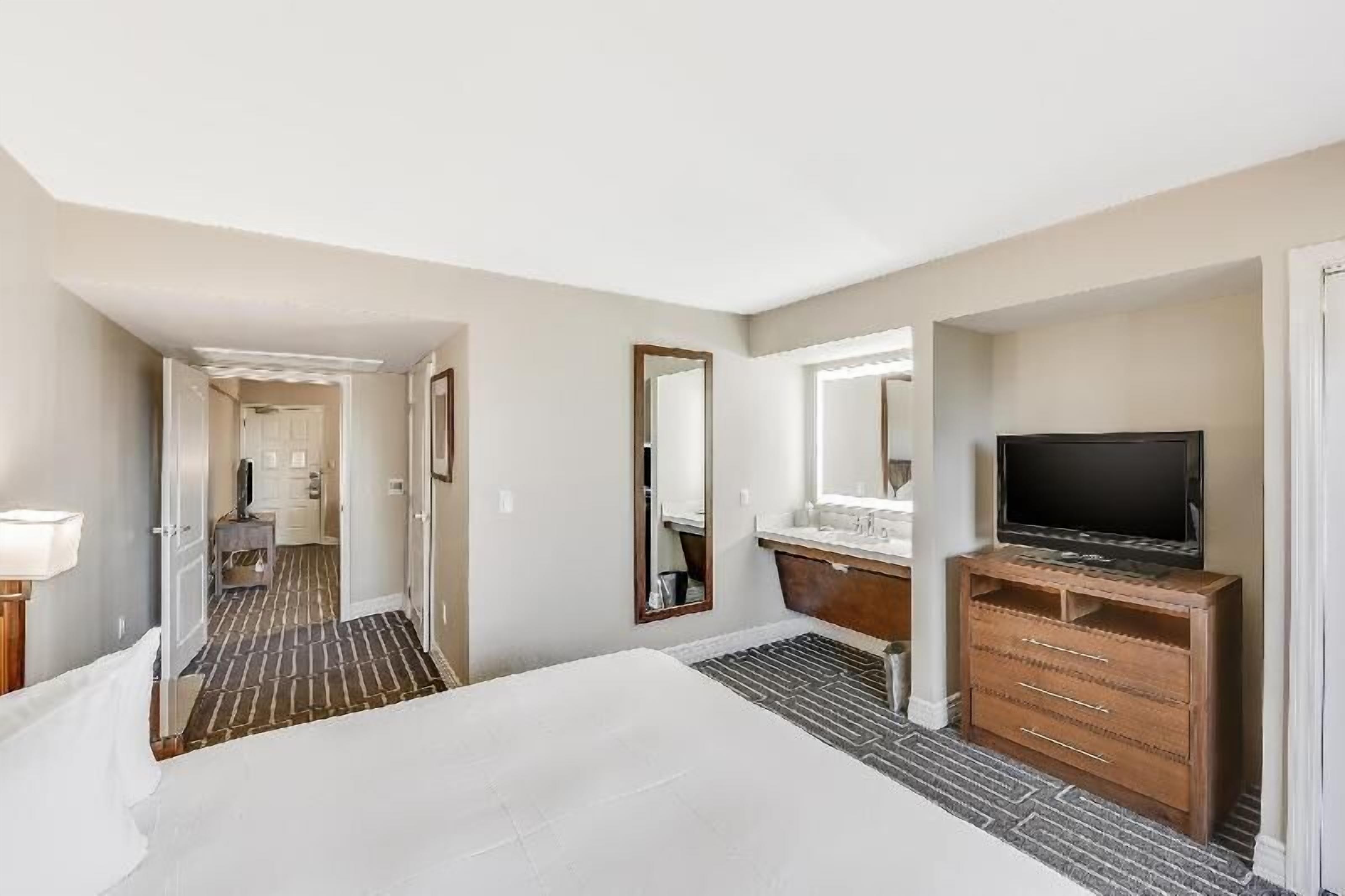 1 bedroom, premium bedding, pillowtop beds, in-room safe