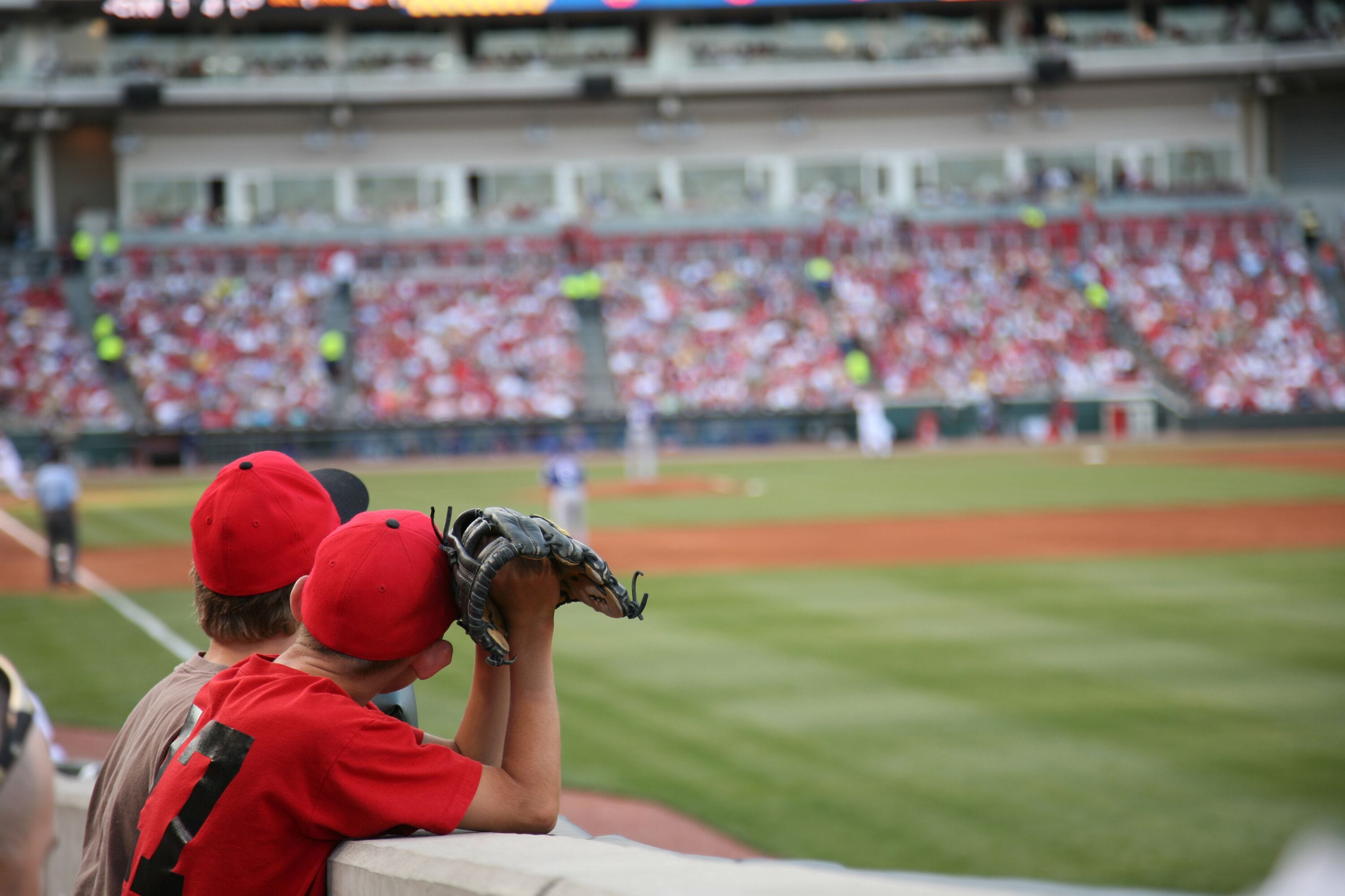 Un estadio de béisbol con aficionados en las gradas.