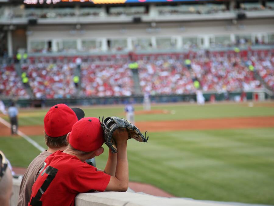 Un estadio de béisbol con aficionados en las gradas.