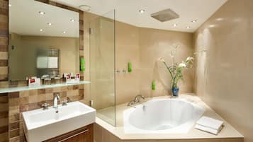 George Gershwin Suite | Bathroom | Eco-friendly toiletries, hair dryer, towels