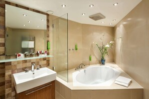 George Gershwin Suite | Bathroom | Eco-friendly toiletries, hair dryer, towels - Austria Trend Hotel Ananas (Vienna)